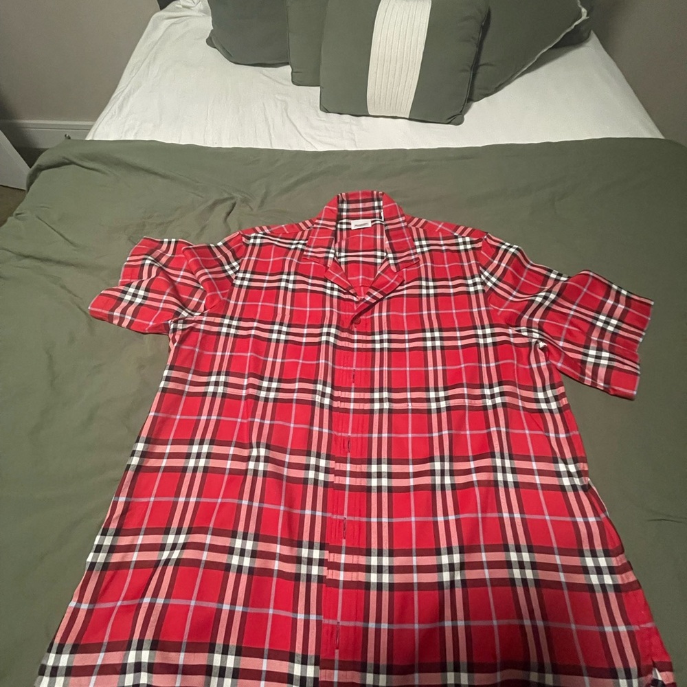 Burberry Rugeley IP Check Button Up Camp
Shirt Chili Red Size M